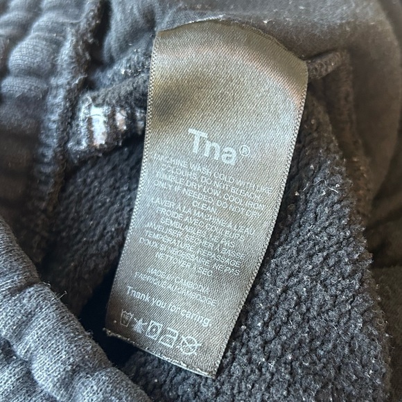 TNA (Aritzia) Cozy Fleece Boyfriend Sweatshorts - Picture 9 of 10